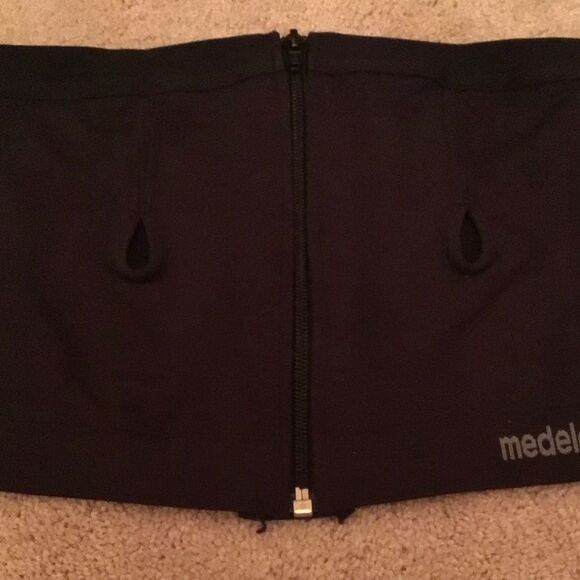 Medela Easy Expression Hands Free Pumping Bra - Picture 2 of 4